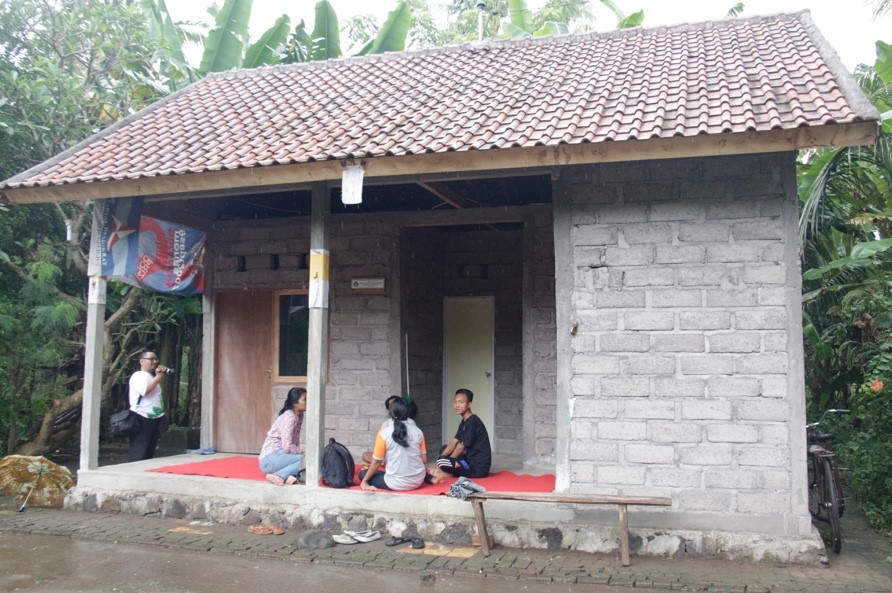 Karuna Bali's team visited Sudi's house. This house had been renovated by "Bedah Rumah"