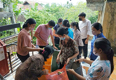 Indonesia-Kurana-Bali-collecting-waste